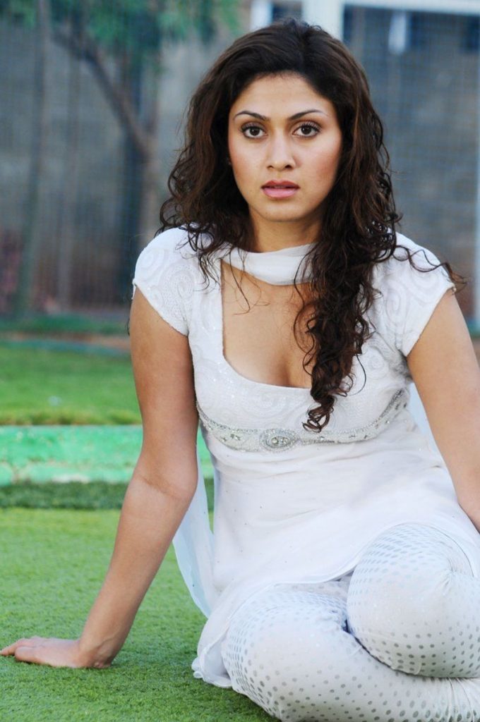 Beautiful Actress Manjari Phadnis, iiQ8 Entertainment 1