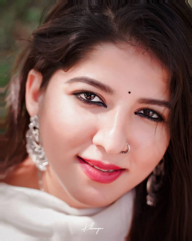 Aswathy S Nair Serials and Beautiful Photos | iiQ8 Actress 4